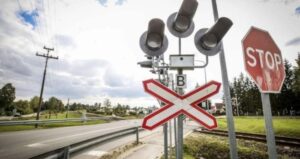 До уваги водіїв автотранспортних засобів про особливу пильність при русі через залізничні переїзди0