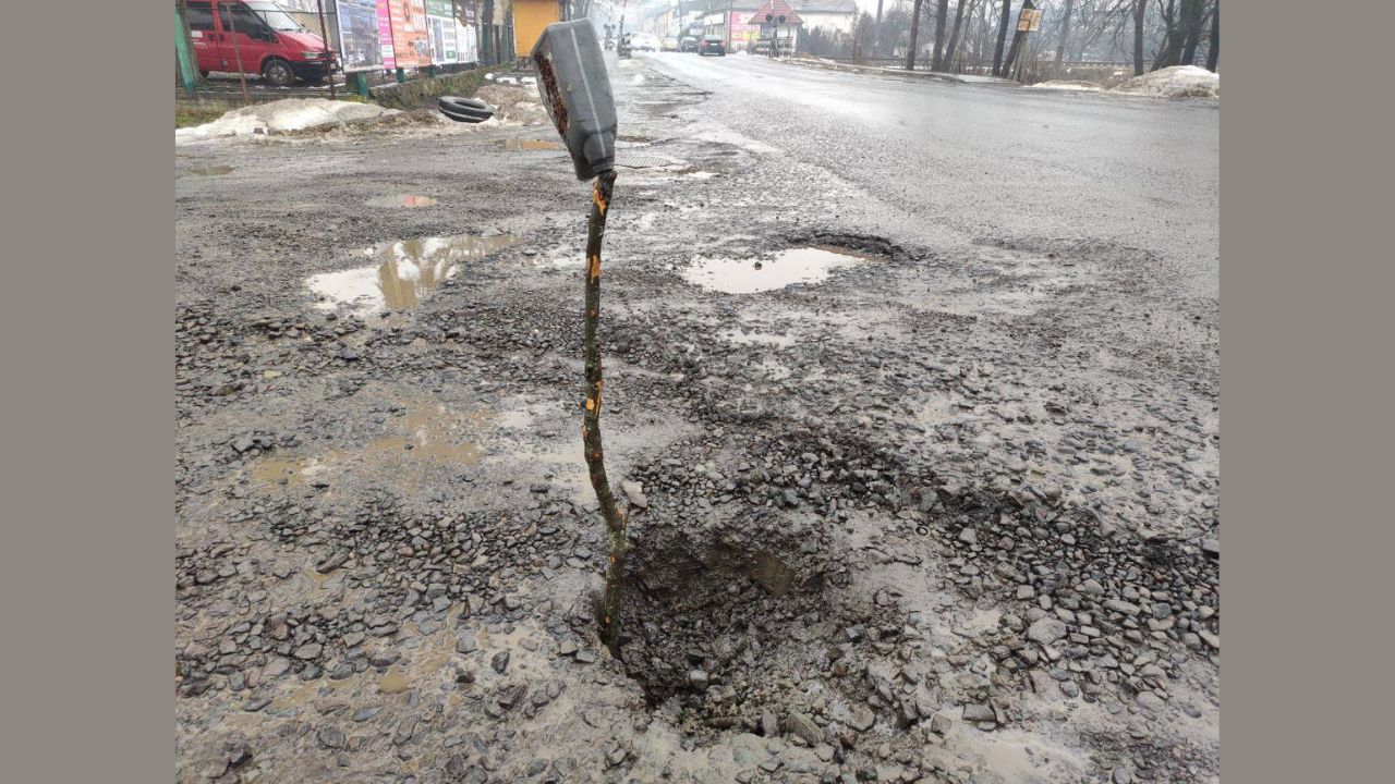 Яма на Робітничій у Сваляві