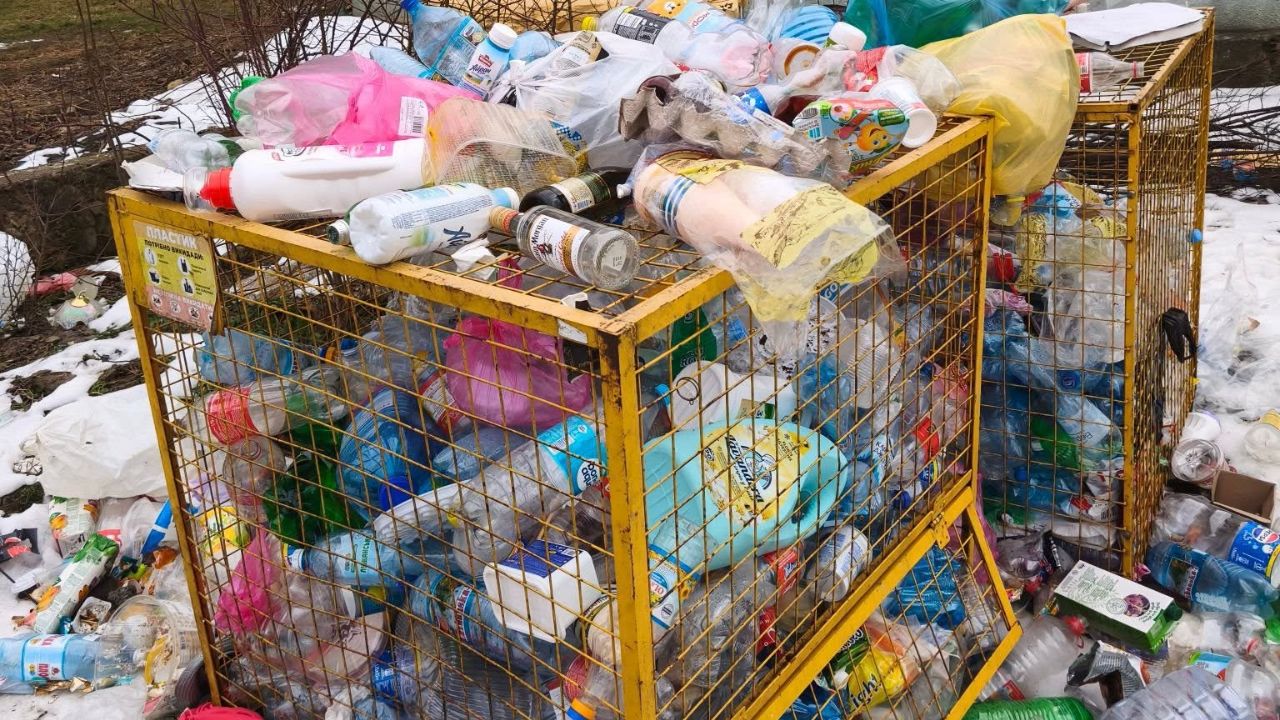 Жовті контейнери для пластику у Сваляві