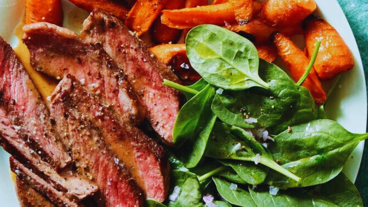 Стейк з шпинатом і морквою