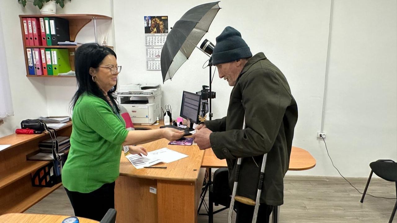 Житель Росош вперше отримує паспорт