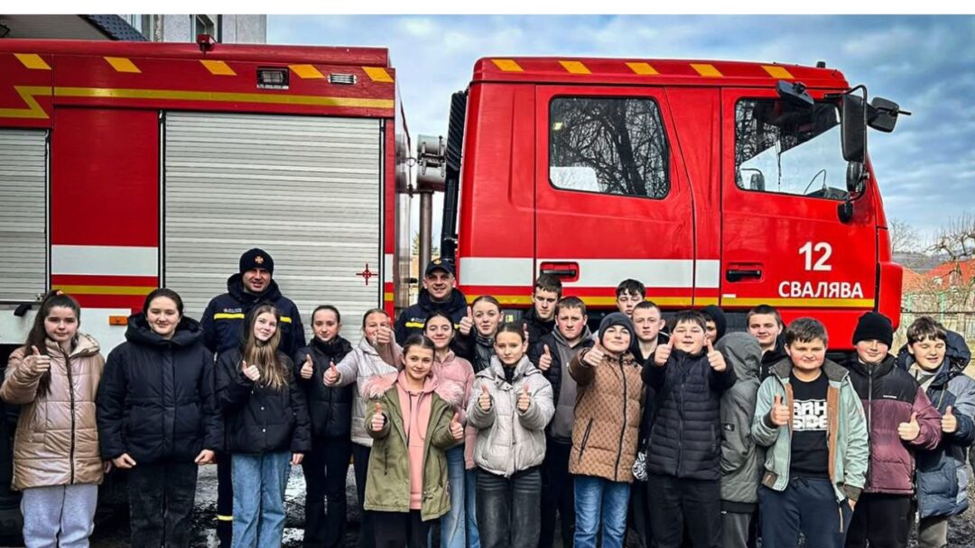 Учні Полянського ліцею в гостях у свалявських рятувальників
