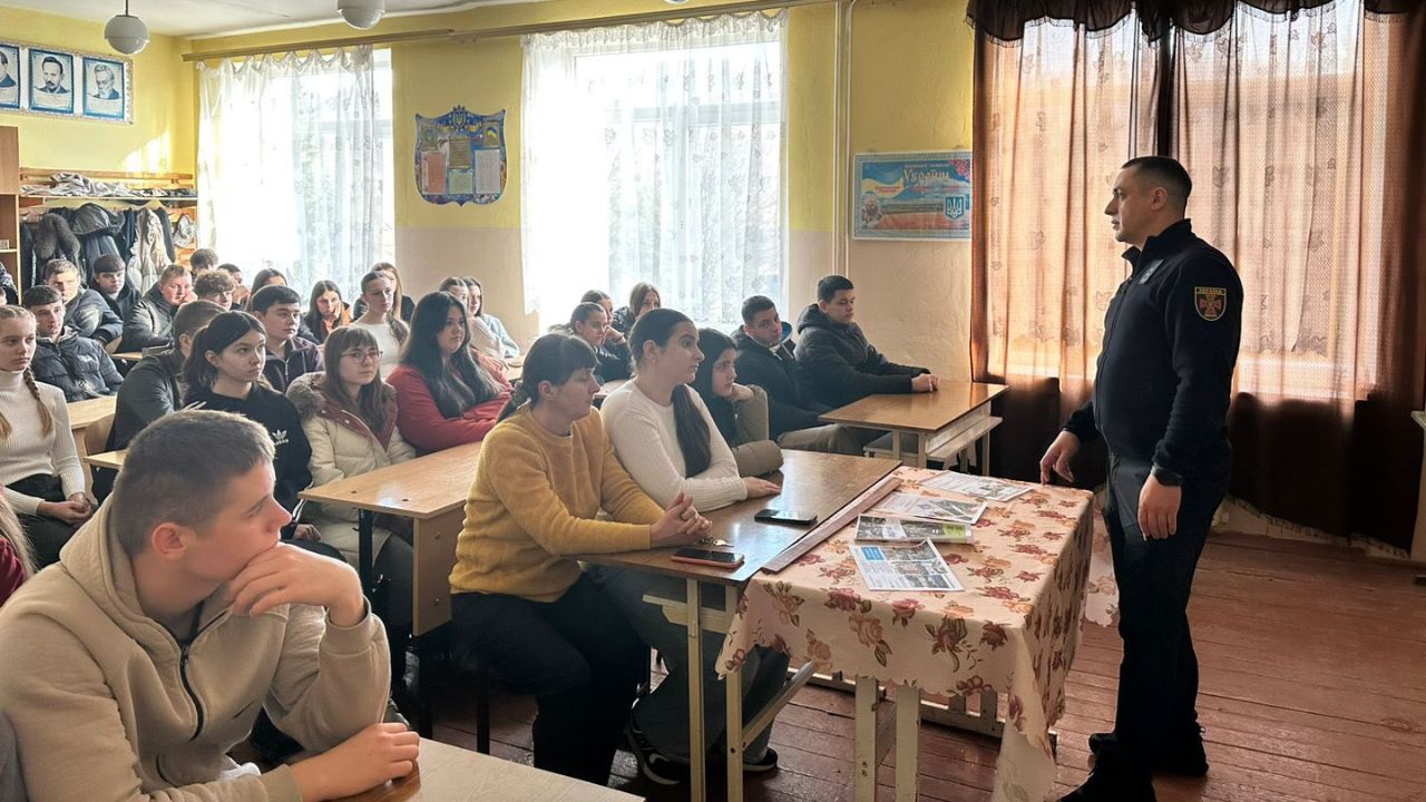 Зустріч рятувальника з учнями у Плоскому