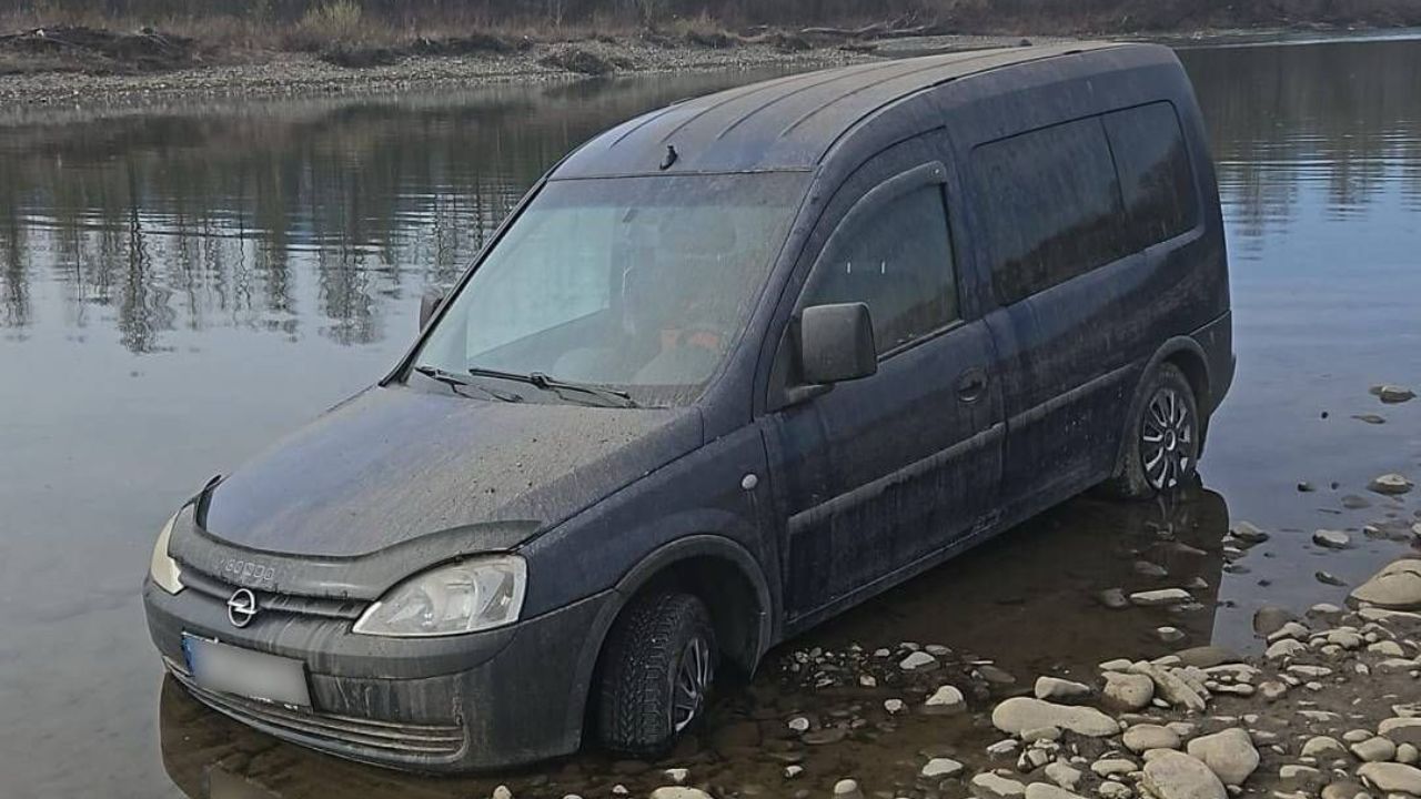Викрадений автомобіль у селі Поляна