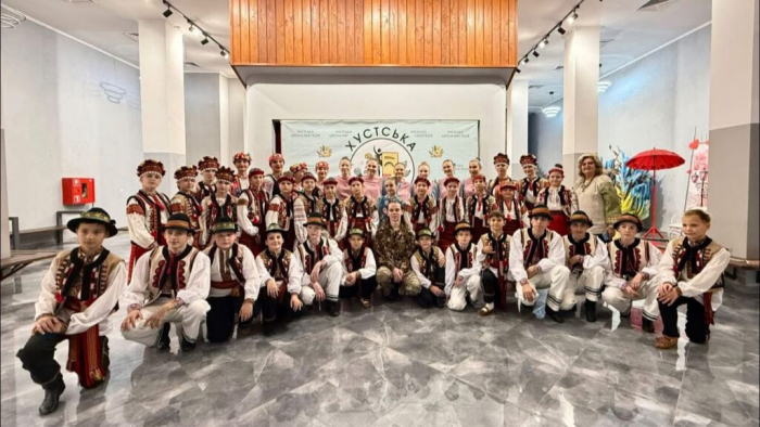 Щирі вітання з нагоди славного ювілею керівниці ансамблю «Хустяночка», Заслуженій працівниці культури України Ірині Еристатівні Гнепі4