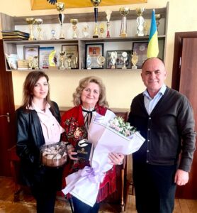 Щирі вітання з нагоди славного ювілею керівниці ансамблю «Хустяночка», Заслуженій працівниці культури України Ірині Еристатівні Гнепі1