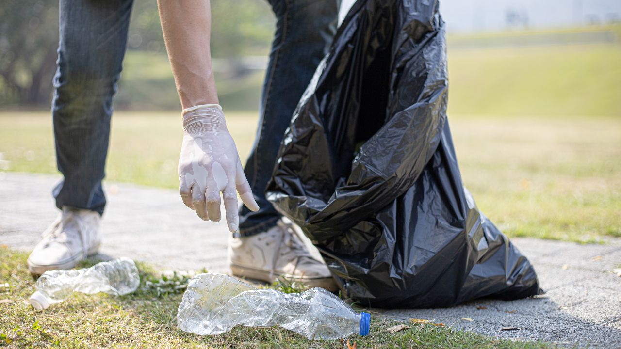 Прибирання сміття на вулиці