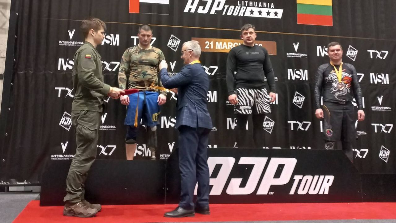 Горнодю вручають медаль