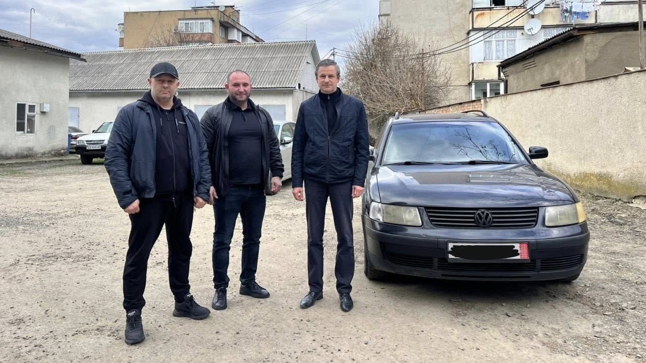 Волонтери передали авто
