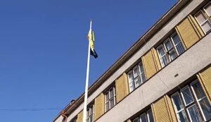 У Хустській СШ І-ІІІ ст. №1 ім. А. Волошина замайорів Прапор Надії – символ віри та пам’яті2