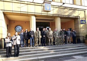 У Хустській СШ І-ІІІ ст. №1 ім. А. Волошина замайорів Прапор Надії – символ віри та пам’яті1