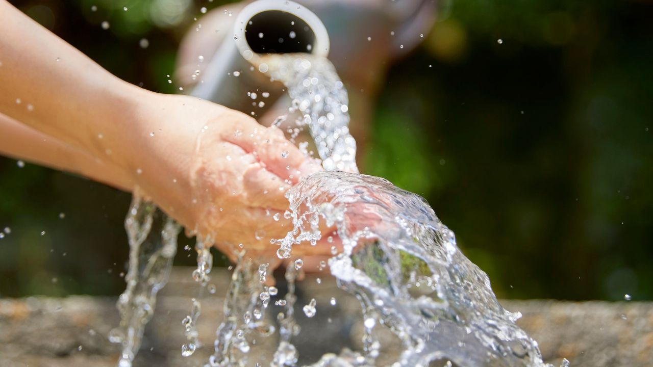 Тече вода з труби