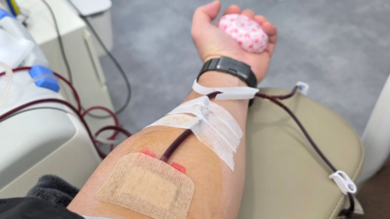 Людина здає кров