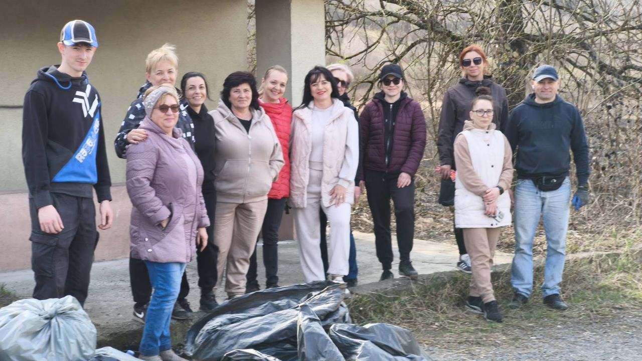Учасники прибирання урочища у Сваляві