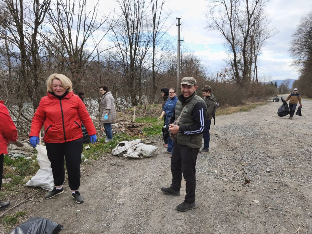 Свалявці прибирають вулицю