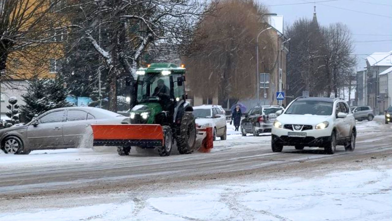Трактор чистить дорогу у Сваляві