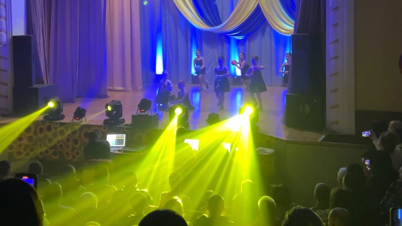 Виступ танцювальної студії у Сваляві