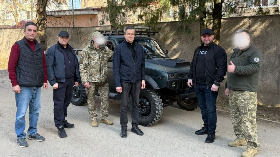 Передають пікап військовикам