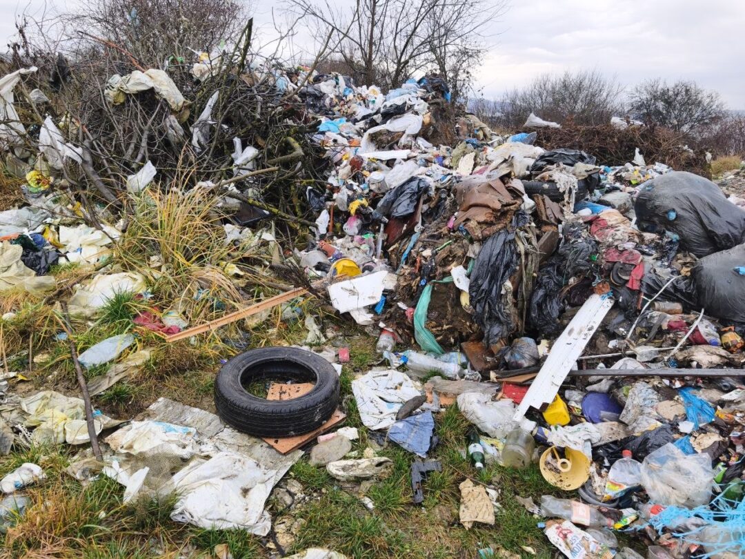 Шини на сміттєзвалищі