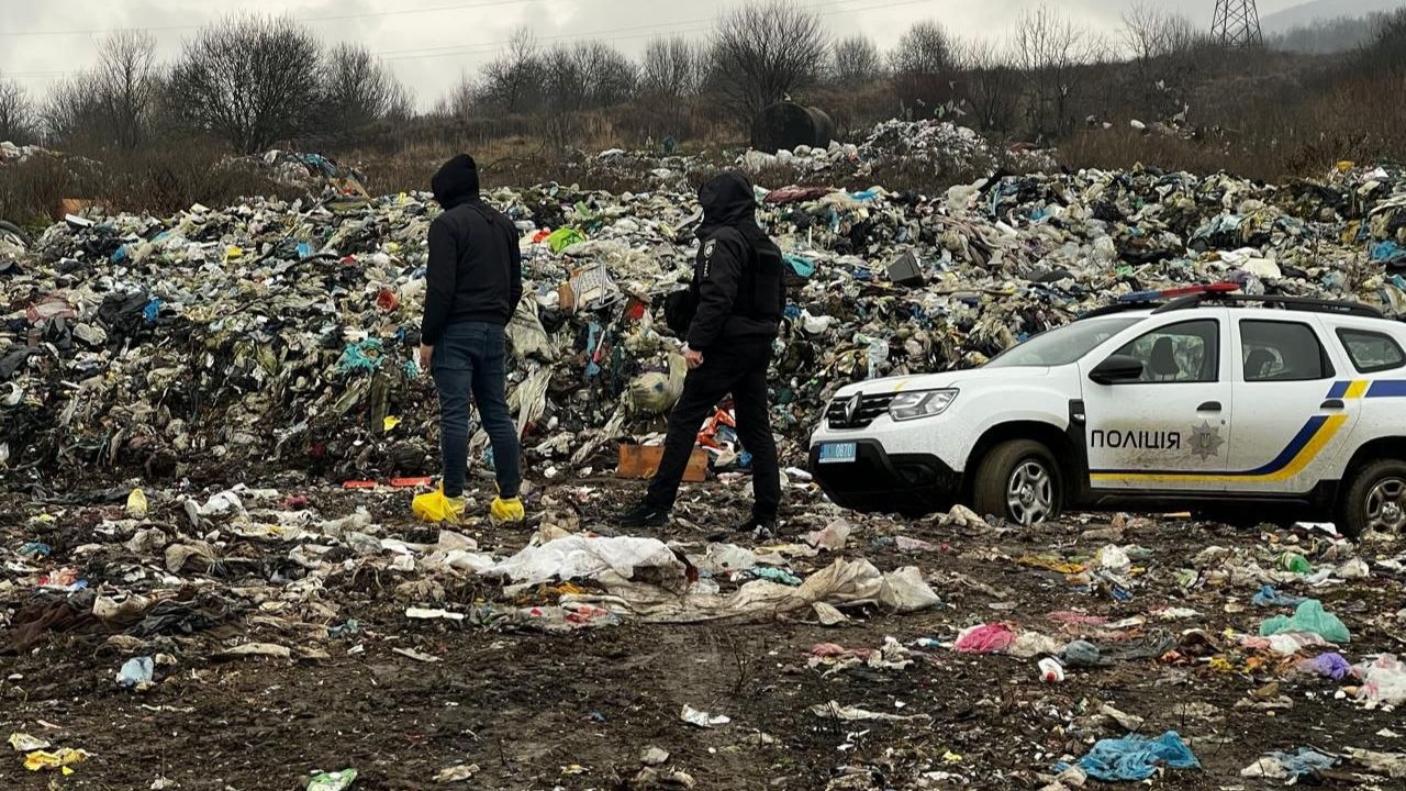 Поліція на сміттєзвалищі у Сваляві