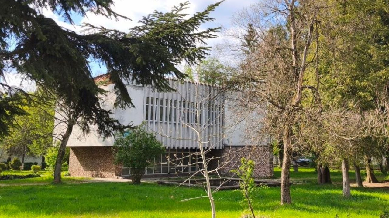 Будівля колишньої бібліотеки у Сваляві