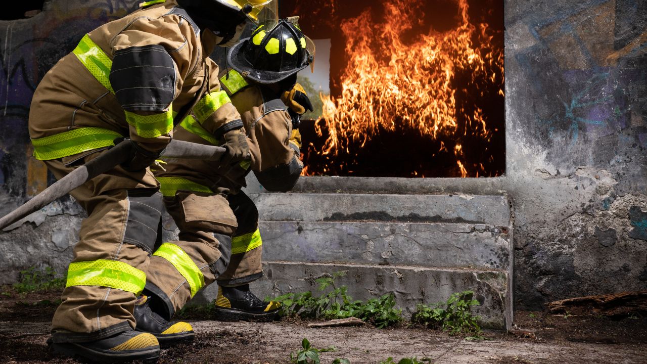 Гасять будинок пожежники