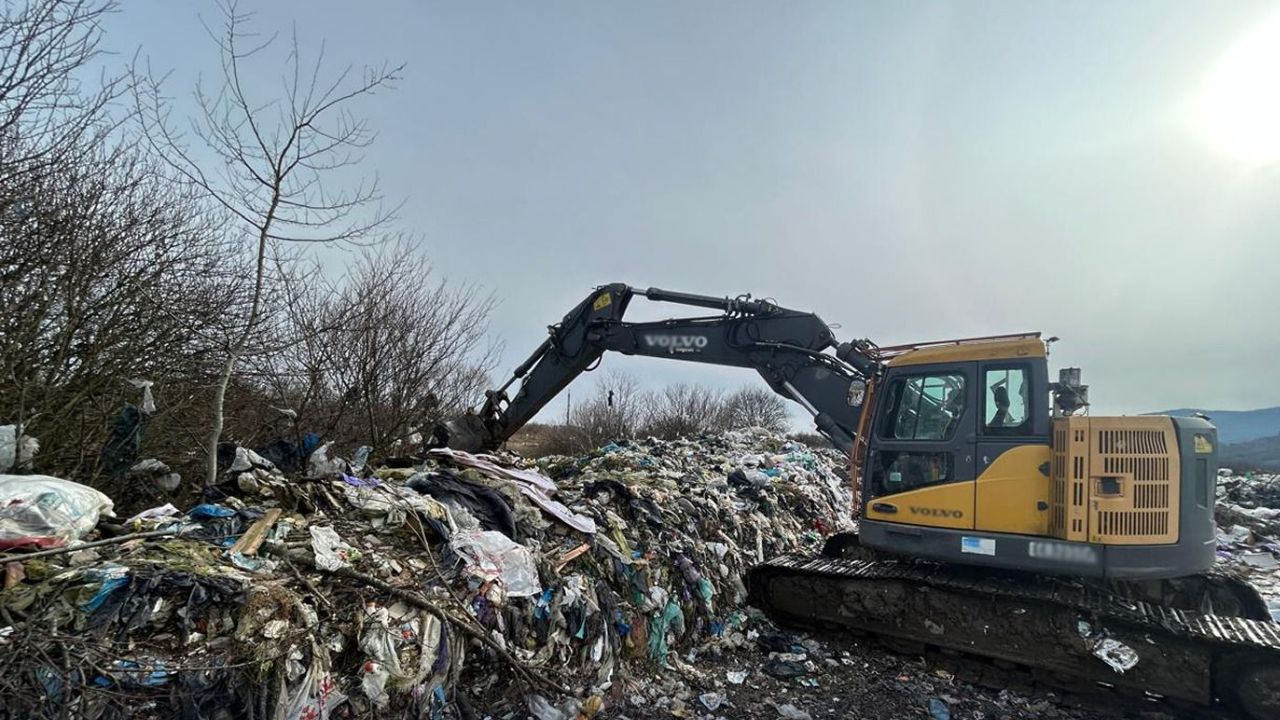 Сміттєзвалище і трактор