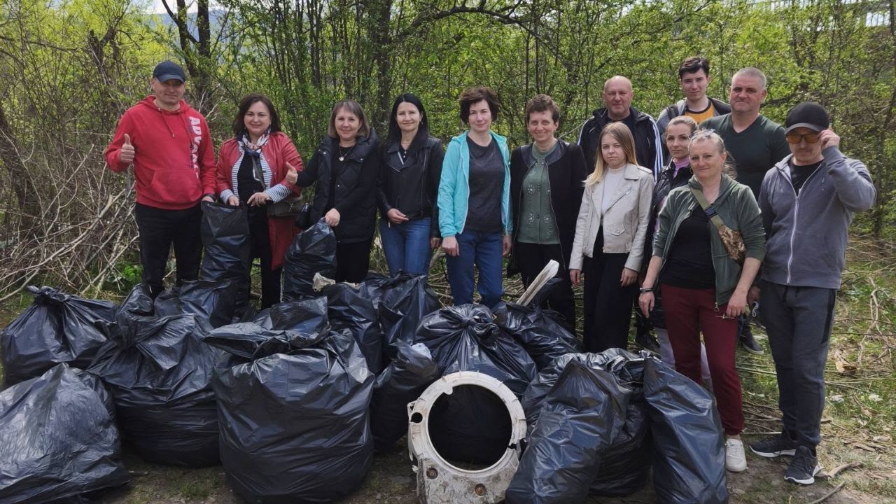 Учасники толоки у Сваляві