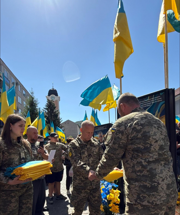 У Хустській громаді вшанували Героїв та доповнили Алею Пам’яті новими іменами18