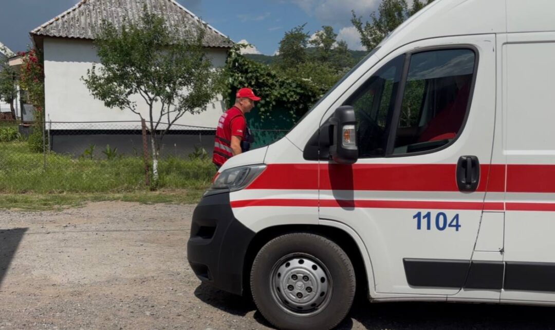 Свалявський парамедик Юрій Папіш їде на виклик
