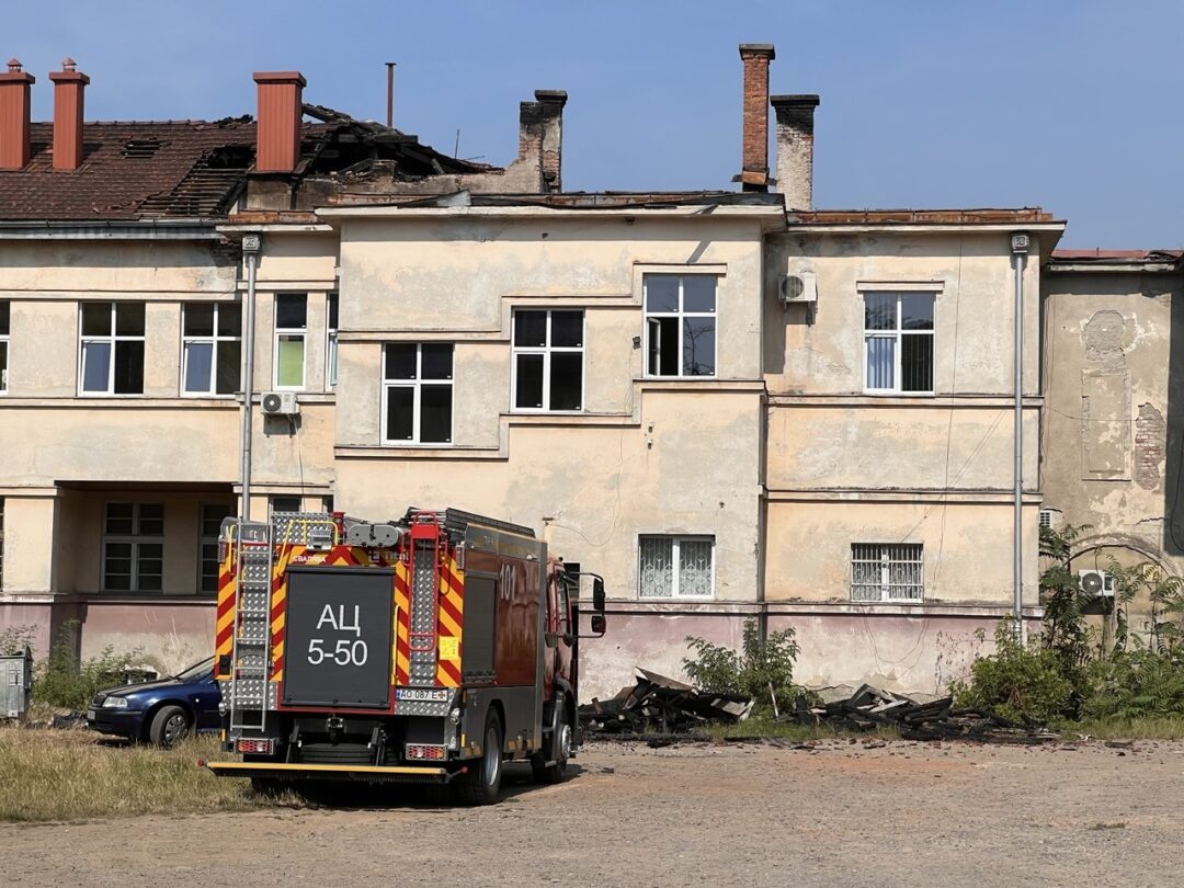 Будівля готелю і пожежна машина