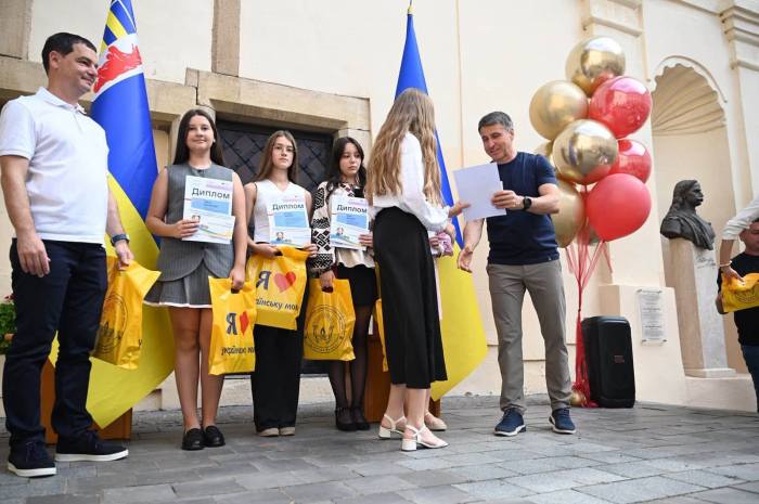 На Закарпатті відзначили майже сотню найуспішніших учнів та 200-бальників НМТ0