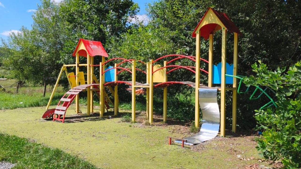 Пошкоджений майданчик у Стройному