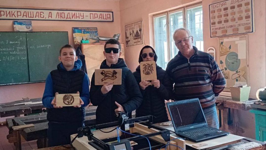 Крещук Василь Ананійович з учнями