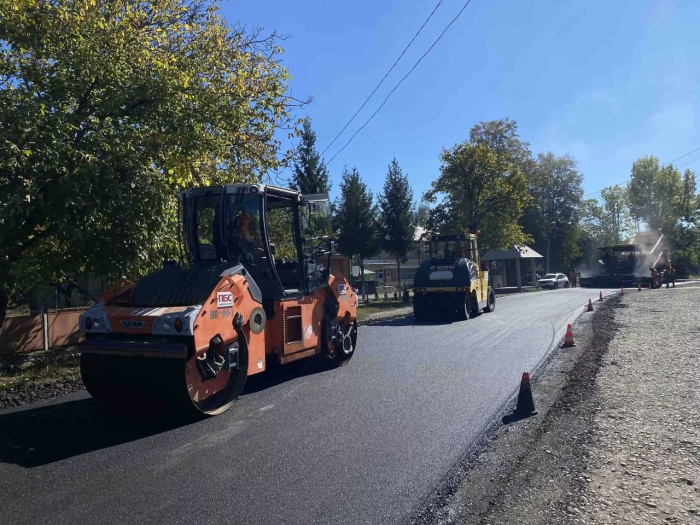 На Закарпатті у всіх шести районах триває оновлення місцевих автошляхів0